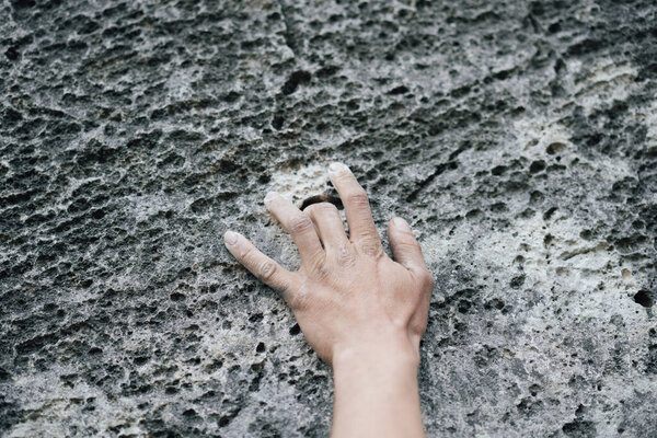 Крупный план взрослого мужчины, держащегося за камень, иллюстрация для скалолазания.