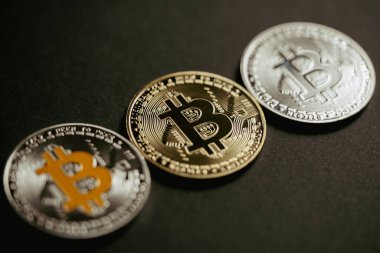 Üç adet altın ve gümüş bitcoin dijital kripto para biriminin yakın çekim görüntüsü.