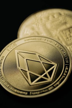 Altın bir Ethereum dijital kripto para biriminin yakın plan çekimleri..