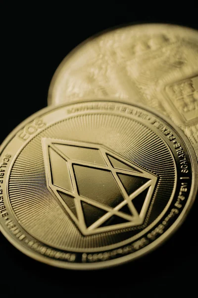 Altın bir Ethereum dijital kripto para biriminin yakın plan çekimleri..