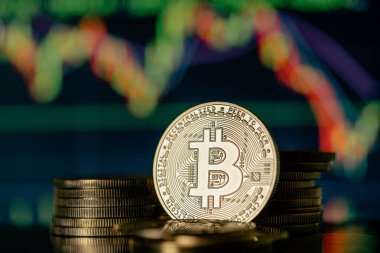 Altın Bitcoins kripto para yığını veya yığın mum çubuğu grafik şeması ve dijital arkaplan.
