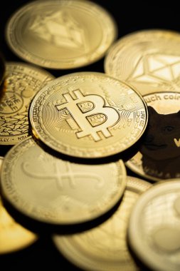 Diğer dijital kripto para birimlerinin yanı sıra altın bir Bitcoin 'in bir yığın içinde yakın çekim.