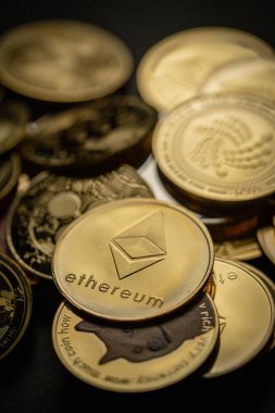 Diğer dijital kripto para birimlerinin yanı sıra altın bir Ethereum 'un bir yığın içinde yakın çekim görüntüsü.