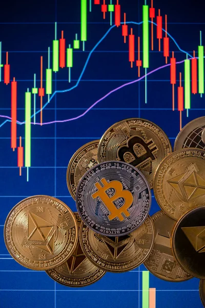 Altın yığını ya da yığını muhtelif kripto para birimleri, mum çubuğu grafiği ve dijital arkaplan. Bitcoin, Ethereum, Cardano, Litecoin.