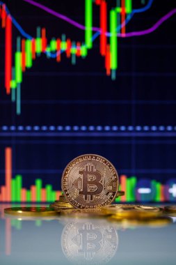 Altın Bitcoins kripto para yığını veya yığın mum çubuğu grafik şeması ve dijital arkaplan.