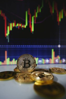 Altın Bitcoin yığınını ya da yığınını mum çubuğu grafik grafiği ve dijital arkaplan içeren kripto para birimini.