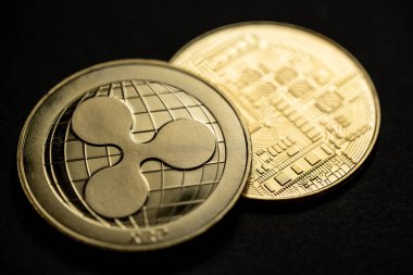 Altın dalgalı XRP dijital kripto para biriminin yakın çekim görüntüsü, ön ve arka.