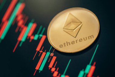 Altın Ethereum kripto para ile mum çubuğu grafik şeması ve dijital arkaplan.