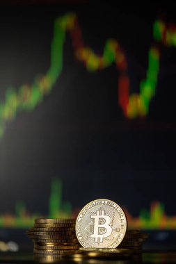 Altın Bitcoin yığınını ya da yığınını mum çubuğu grafik grafiği ve dijital arkaplan içeren kripto para birimini.