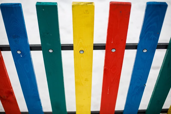 Красочный Деревянный Забор Белом Фоне — стоковое фото