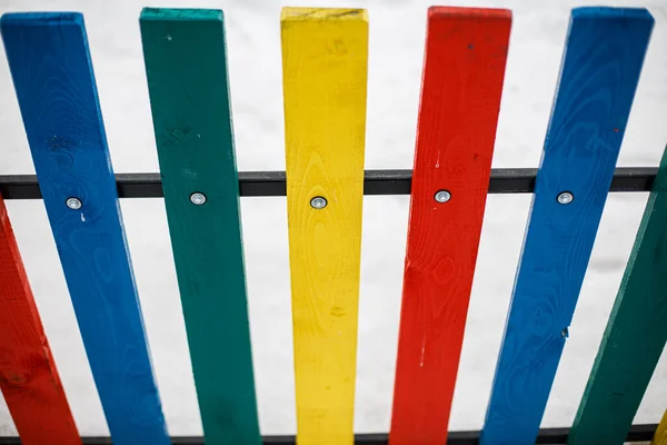 Recinzione Legno Colorato Uno Sfondo Bianco — Foto Stock