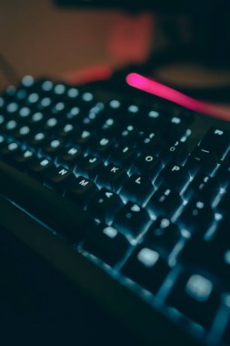 Düşük ışıkta bir klavyenin koyu görüntüsünü kapat.