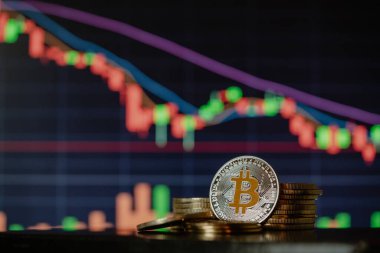 Altın Bitcoins kripto para yığını veya yığın mum çubuğu grafik şeması ve dijital arkaplan.