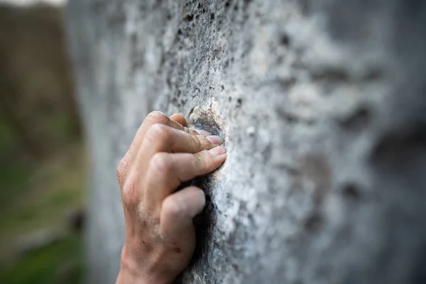 Foto Ravvicinata Maschio Adulto Che Aggrappa Una Roccia Illustrazione Arrampicata — Foto Stock