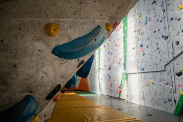 Close Foto Van Een Rots Klimwand Met Klimmen Houdt Sportschool — Stockfoto