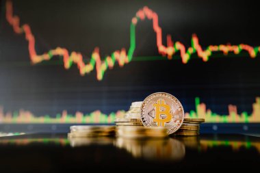 Altın Bitcoins kripto para yığını veya yığın mum çubuğu grafik şeması ve dijital arkaplan.