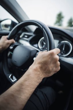 Erkek eli arabanın direksiyonuna yakın çekim..