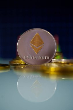 Altın Ethereum kripto para ile mum çubuğu grafik şeması ve dijital arkaplan.