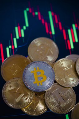 Mum çubuğu grafik çizelgesi ve dijital arkaplanı olan çeşitli kripto para birimleri yığın veya yığın.