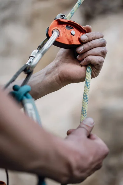 Close Tiro Das Mãos Homem Operando Uma Escalada Dispositivo Retardamento — Fotografia de Stock