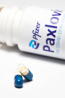 Bükreş, Romanya - 1 Şubat 2022: Pfizer tarafından geliştirilen oral antiviral ilaç hapı Paxlovid 'in illüstrasyon konsepti. Corona virüsü Covid-19 tedavisi.