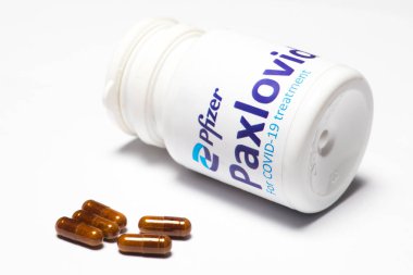 Bükreş, Romanya - 1 Şubat 2022: Pfizer tarafından geliştirilen oral antiviral ilaç hapı Paxlovid 'in illüstrasyon konsepti. Corona virüsü Covid-19 tedavisi.
