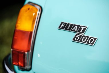 Como, İtalya - 22 Mayıs 2022: Eski bir araba üzerindeki Fiat 500 logosunun resimsel editörlük rengi.