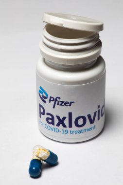 Bükreş, Romanya - 1 Şubat 2022: Pfizer tarafından geliştirilen oral antiviral ilaç hapı Paxlovid 'in illüstrasyon konsepti. Corona virüsü Covid-19 tedavisi.