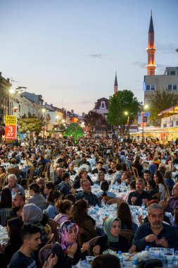 Edirne, Türkiye - 27 Nisan 2022: Oruç tutan Müslümanlar Ramazan ayında Edirne, Türkiye 'de adhan (ezan) ve akşam yemeği (iftar) için bekliyorlar.