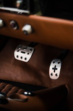 Arabanın içinde klasik bir arabanın ivmesini ve fren pedallarını yakın çekim yap.. 