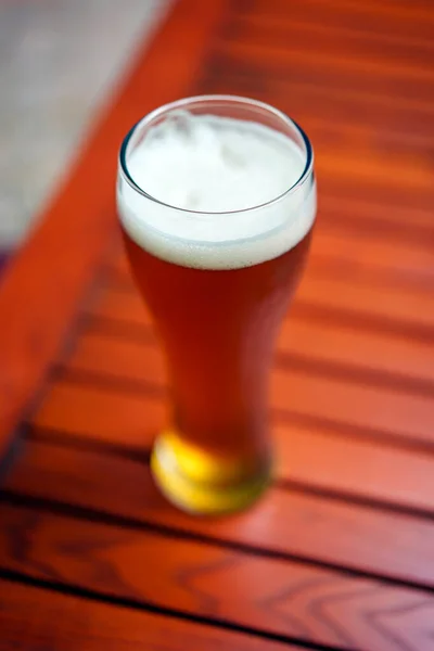 Primer Plano Vaso Lleno Cerveza Sobre Una Mesa Con Poca —  Fotos de Stock