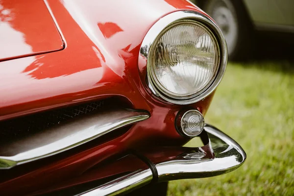 赤のヴィンテージカーヘッドライトのカラーアップとターン信号 ロイヤリティフリーのストック写真