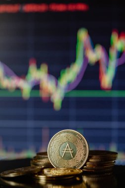 Altın yığını Cardano ADA kripto para birimi, mum çubuğu grafik çizelgesi ve dijital arkaplan.