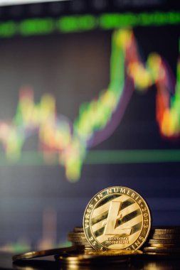 Mum çubuğu grafik grafiği ve dijital arkaplanı olan Litecoin kripto para birimini yığın veya yığın.