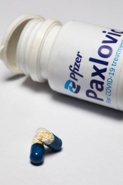 Bükreş, Romanya - 1 Şubat 2022: Pfizer tarafından geliştirilen oral antiviral ilaç hapı Paxlovid 'in illüstrasyon konsepti. Corona virüsü Covid-19 tedavisi.