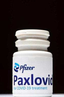 Bükreş, Romanya - 1 Şubat 2022: Pfizer tarafından geliştirilen oral antiviral ilaç hapı Paxlovid 'in illüstrasyon konsepti. Corona virüsü Covid-19 tedavisi.
