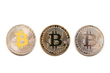 Gümüş ve altın bitcoin dijital kripto para birimlerini beyaza yakın çekim yap.
