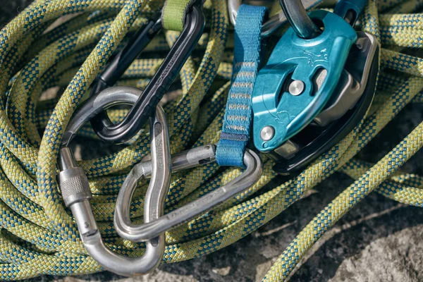 Close Shot Rock Climbing Assisted Belaying Device Green Rope — Stock Photo, Image