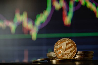 Mum çubuğu grafik grafiği ve dijital arkaplanı olan Litecoin kripto para birimini yığın veya yığın.