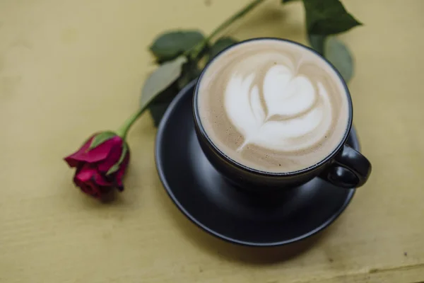 Une Tasse Cappuccino Avec Latte Art Une Rose Rouge — Photo
