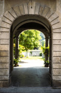 Eski bir kasabadaki kemerli bir geçidin görüntüsü.