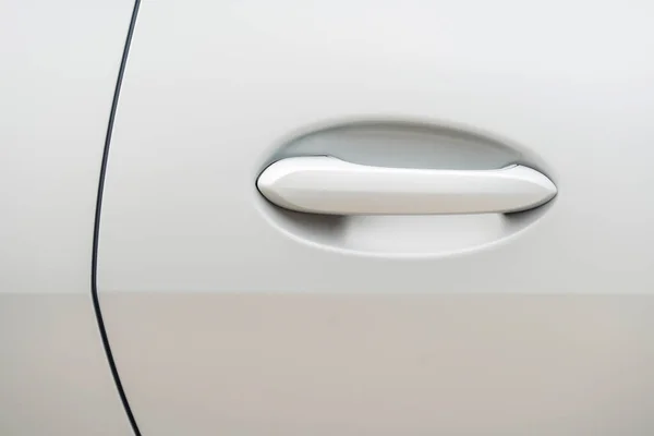 Κοντινό Πλάνο Ενός Σύγχρονου Χερούλι Πόρτας Ενός Λευκού Αυτοκινήτου — Φωτογραφία Αρχείου