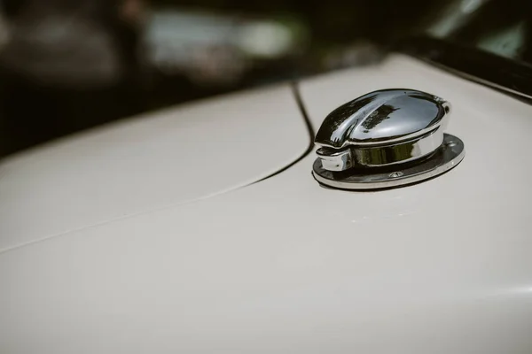 Tankdeckel Mit Schlüsselschlitz Auf Weißem Oldtimer Oder Bus — Stockfoto