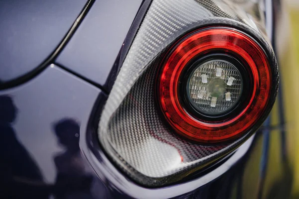 Zbliżenie Strzał Nowoczesnego Samochodu Sportowego Tylne Światła Stopu — Zdjęcie stockowe