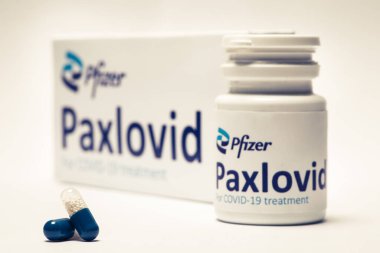 Bükreş, Romanya - 1 Şubat 2022: Pfizer tarafından geliştirilen oral antiviral ilaç hapı Paxlovid 'in illüstrasyon konsepti. Corona virüsü Covid-19 tedavisi.