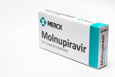 Bükreş, Romanya - 2 Şubat 2022: Merck tarafından geliştirilen oral antiviral ilaç hapı Molnupiravir 'in illüstrasyon konsepti. Corona virüsü Covid-19 tedavisi.