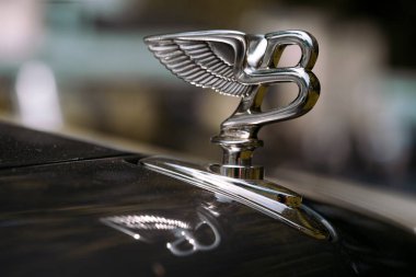 Como, İtalya - 22 Mayıs 2022: Bentley logosu bir arabanın üzerindeki resimsel görüntüyü kapat.
