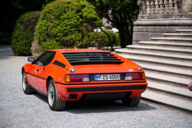 Como, İtalya - 22 Mayıs 2022: 1978 'den 1981' e kadar 453 kopyada üretilen bir BMW M1 arabasının resimsel görüntüsünü kapat.