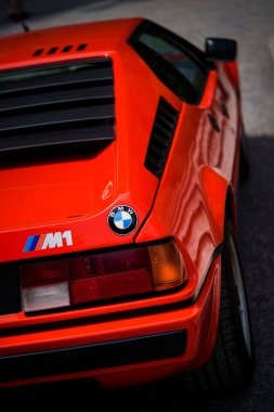 Como, İtalya - 22 Mayıs 2022: 1978 'den 1981' e kadar 453 kopyada üretilen bir BMW M1 arabasının resimsel görüntüsünü kapat.