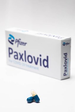 Bükreş, Romanya - 1 Şubat 2022: Pfizer tarafından geliştirilen oral antiviral ilaç hapı Paxlovid 'in illüstrasyon konsepti. Corona virüsü Covid-19 tedavisi.